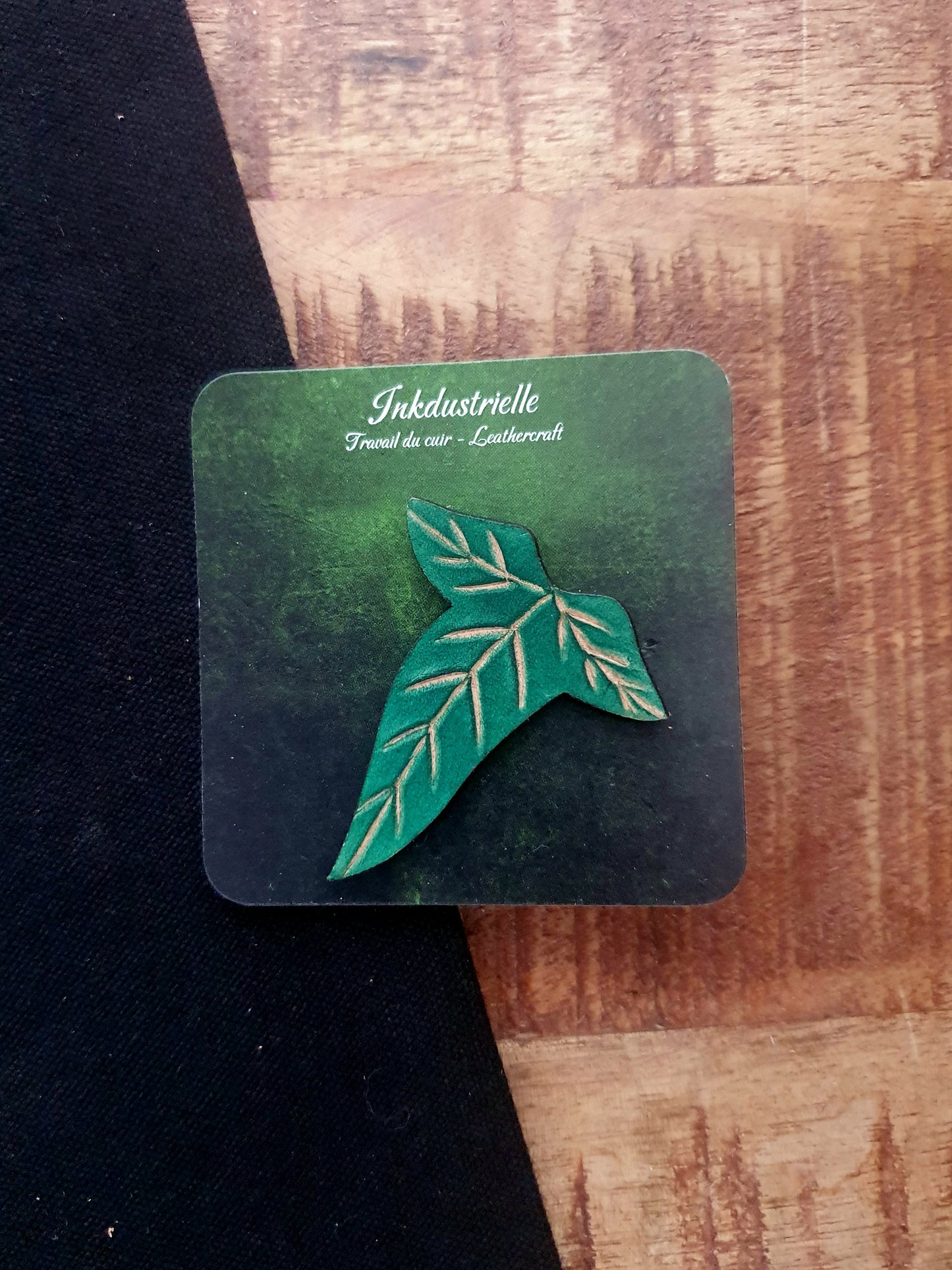 Pins fait main en cuir