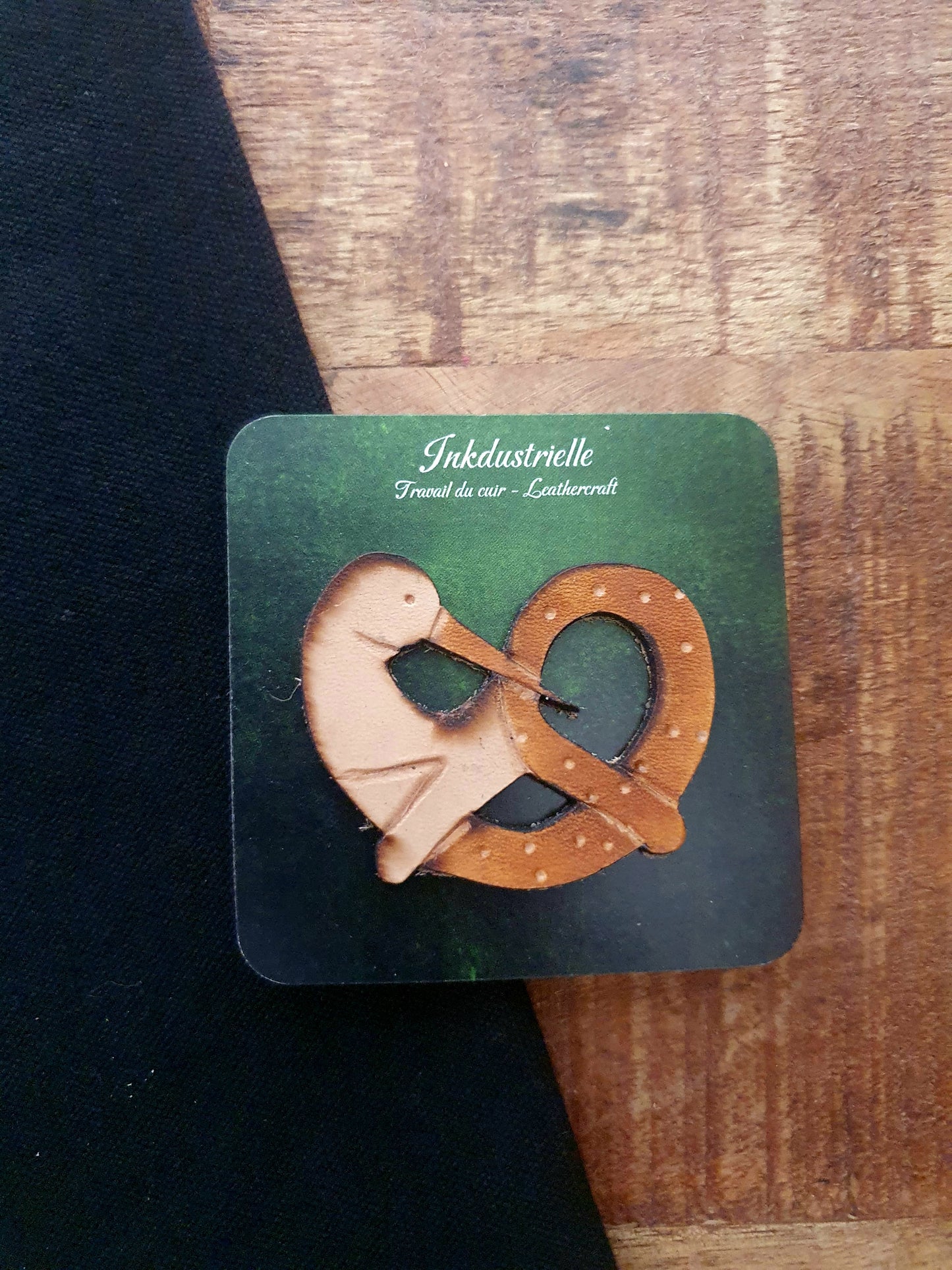 Pins fait main en cuir