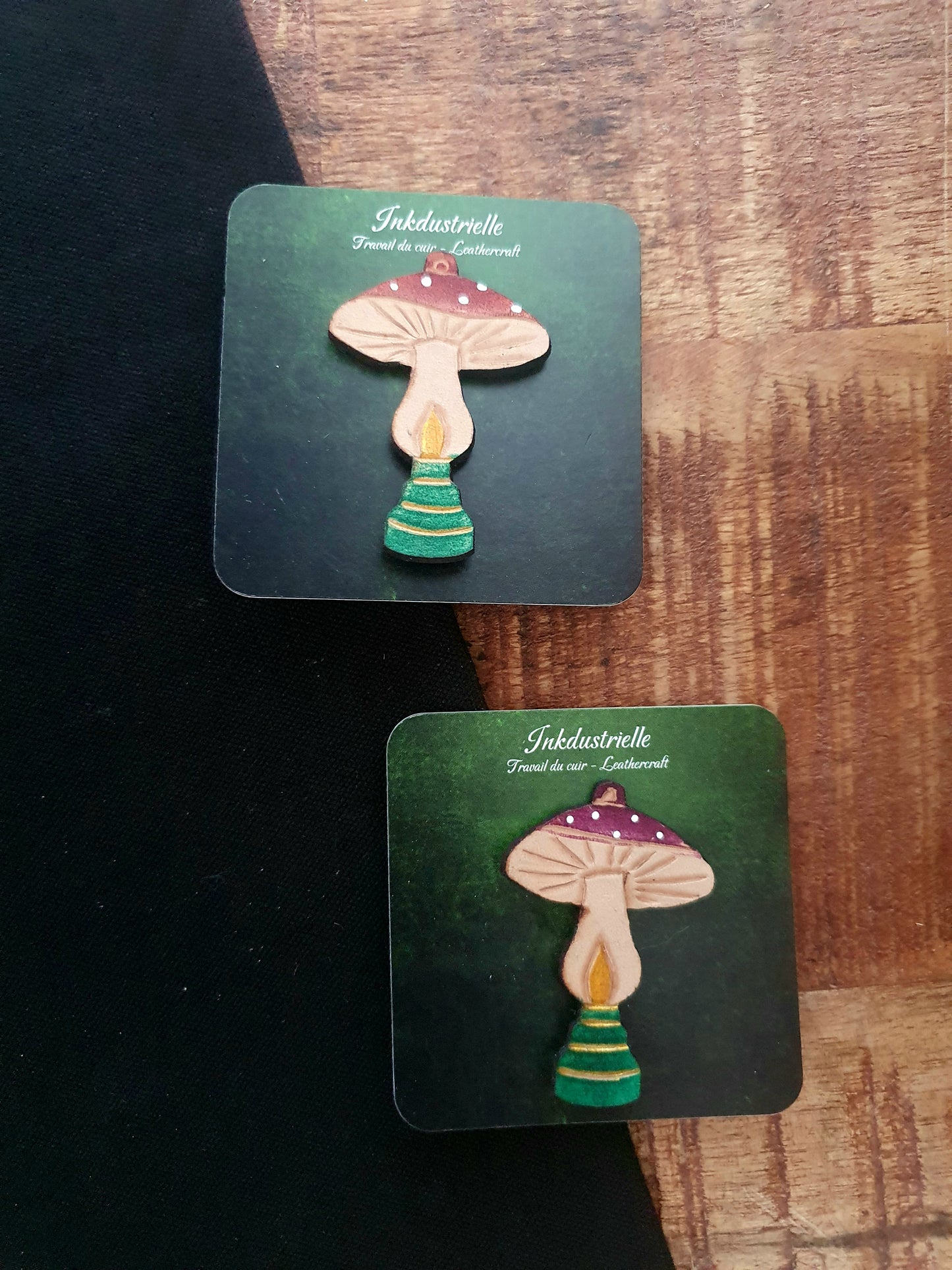 Pins fait main en cuir