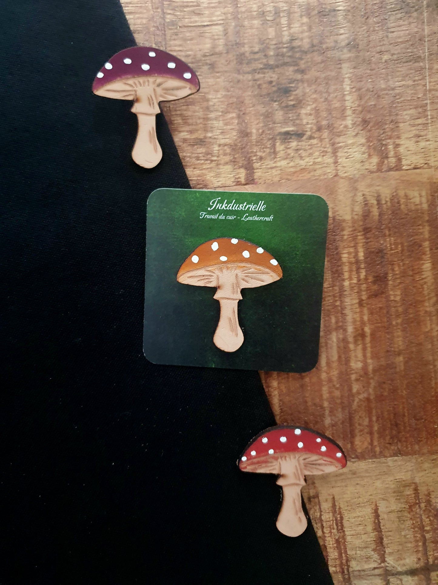 Pins fait main en cuir
