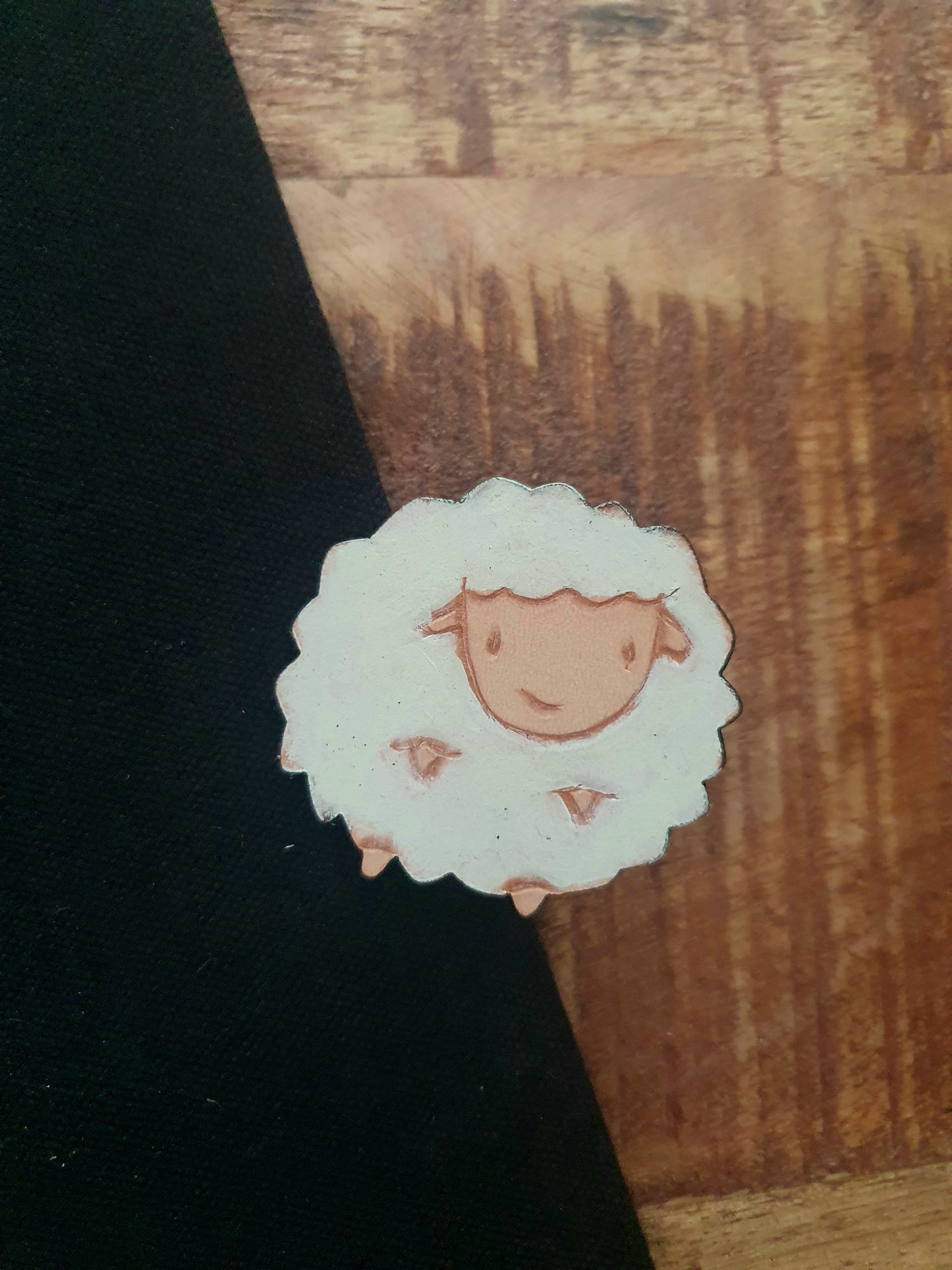 Pins fait main en cuir